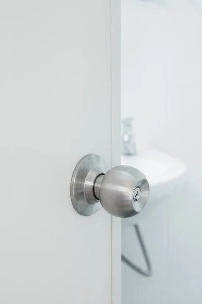 Närbild av rostfritt stål dörrhandtag i badrum — Stockfoto