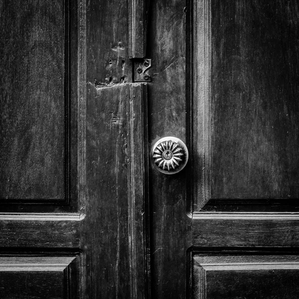 Eski kolu kapı siyah vintage kadar kapatın — Stok fotoğraf