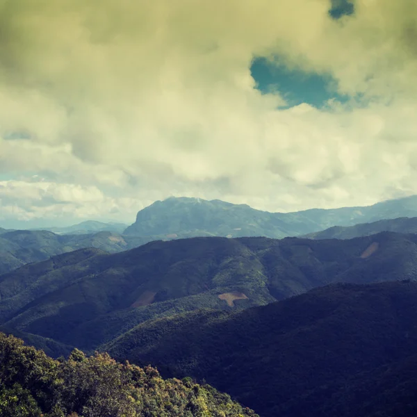 Винтажные горы и сильные облака в природном парке . — стоковое фото
