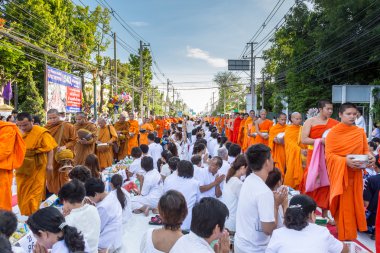 Chiang Mai, Tayland - 31 Mayıs: Birçok kişi yiyecek ve içecek ver. 