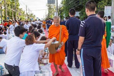 Chiang Mai, Tayland - 31 Mayıs: Birçok kişi yiyecek ve içecek ver. 