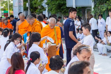 Chiang Mai, Tayland - 31 Mayıs: Birçok kişi yiyecek ve içecek ver. 