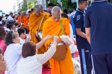Chiang Mai, Tayland - 31 Mayıs: Birçok kişi yiyecek ve içecek ver. 