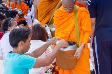 Chiang Mai, Tayland - 31 Mayıs: Birçok kişi yiyecek ve içecek ver. 