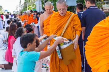 Chiang Mai, Tayland - 31 Mayıs: Birçok kişi yiyecek ve içecek ver. 