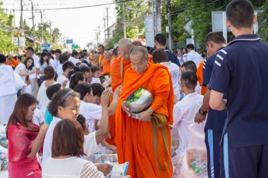 Chiang Mai, Tayland - 31 Mayıs: Birçok kişi yiyecek ve içecek ver. 