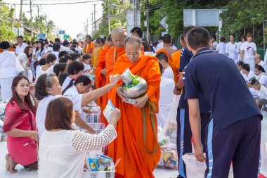 Chiang Mai, Tayland - 31 Mayıs: Birçok kişi yiyecek ve içecek ver. 