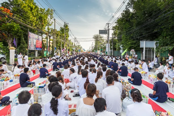 多くの人々 が食べ物や飲み物を与えるチェンマイ, タイ - 5 月 31 日。 — ストック写真