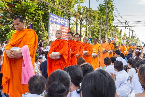 CHIANG MAI, THAILAND - 31 de maio: Muitas pessoas dão comida e bebida — Fotografia de Stock