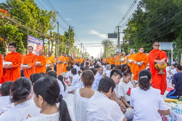 CHIANG MAI, THAILANDIA - 31 maggio: Molte persone danno cibo e bevande — Foto Stock