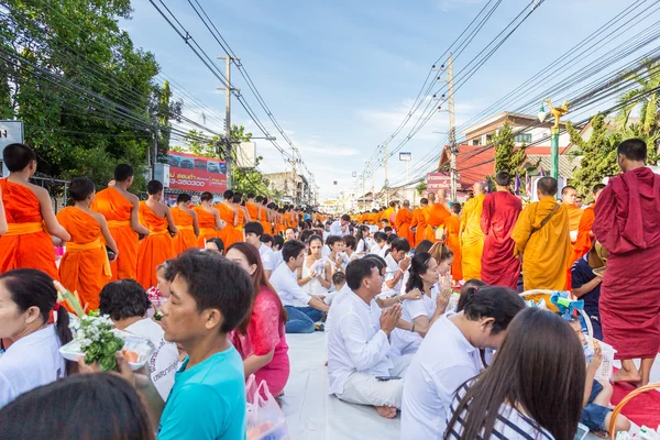 CHIANG MAI, THAILANDIA - 31 maggio: Molte persone danno cibo e bevande — Foto Stock