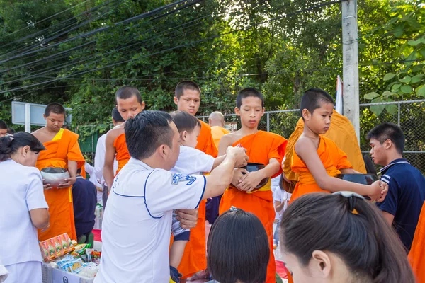 清迈，泰国-5 月 31 日: 很多人给的食物和饮料 — 图库照片