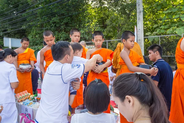 Chiang Mai, Thajsko - 31. května: Mnoho lidí dát jídlo a pití — Stock fotografie