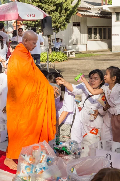 CHIANG MAI, THAILAND - May 31 : Many people give food and drink — Stock Photo, Image