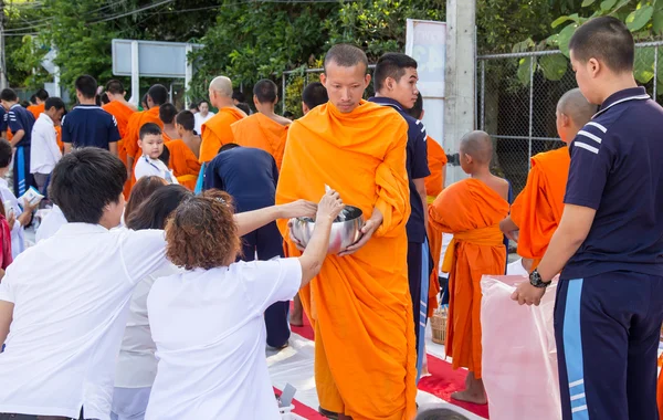 Chiang mai, thailand - 31. Mai: viele Menschen geben Essen und Trinken — Stockfoto