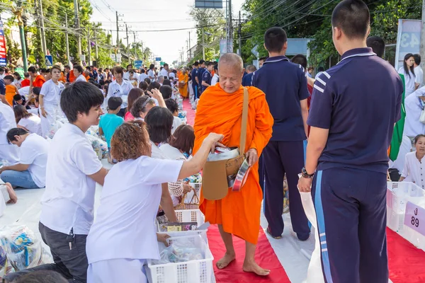 多くの人々 が食べ物や飲み物を与えるチェンマイ, タイ - 5 月 31 日。 — ストック写真