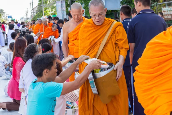 CHIANG MAI, THAILANDIA - 31 maggio: Molte persone danno cibo e bevande — Foto Stock