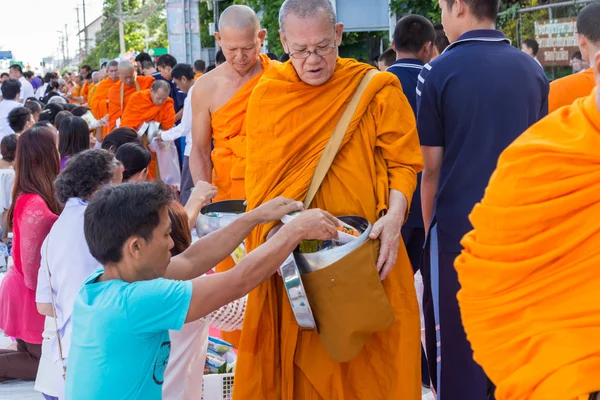 多くの人々 が食べ物や飲み物を与えるチェンマイ, タイ - 5 月 31 日。 — ストック写真