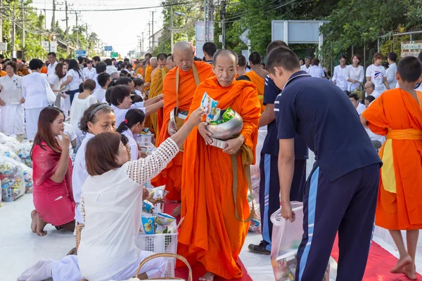 清迈，泰国-5 月 31 日: 很多人给的食物和饮料 — 图库照片