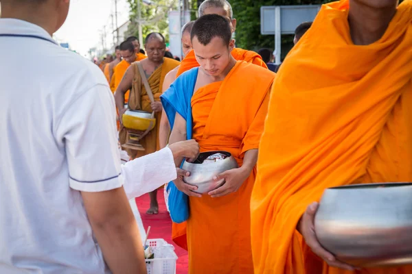 Chiang Mai, Thajsko - 31. května: Mnoho lidí dát jídlo a pití — Stock fotografie