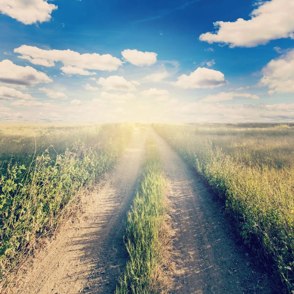 Vintage foto de estrada no campo e país com luz solar . — Fotografia de Stock