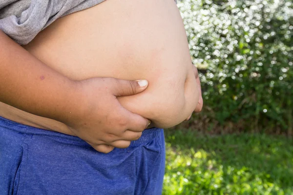 Ragazzo grasso e malsano con sfondo naturale . — Foto Stock