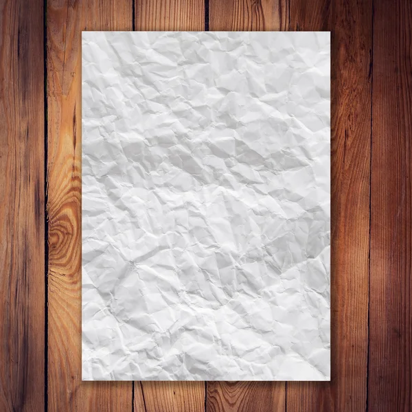 Zmięty papier na drewnianych pionowy tło i tekstura — Zdjęcie stockowe