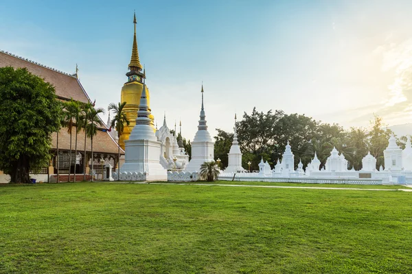 Die goldene Pagode am wat suan dok, chiangmai, thailand, mit bea — Stockfoto