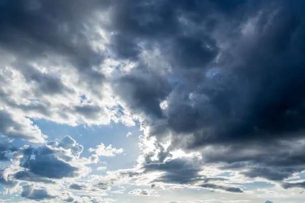 Rainclouds of Nimbus in regenachtige seizoen — Stockfoto