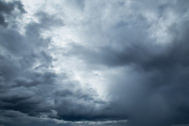Rainclouds ya da Nimbus yağmurlu sezonu