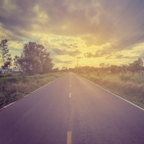 Vintage foto de campo e estrada com luz solar — Fotografia de Stock