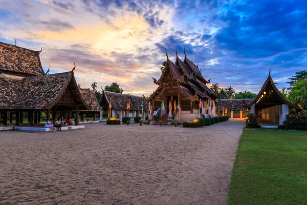 Wat Ton Kain Antiguo templo de madera en el Día de Vesak en junio 01, 2015 Chiang Mai Tailandia , — Foto de Stock