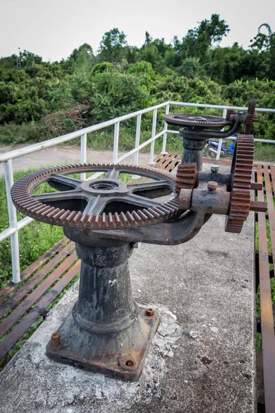 Old rust gear of sluice — Stock Photo, Image