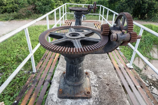 Vecchio ingranaggio ruggine di sluice — Foto Stock