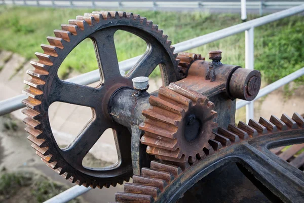 Vecchio ingranaggio ruggine di sluice — Foto Stock