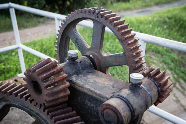 Vecchio ingranaggio ruggine di sluice — Foto Stock