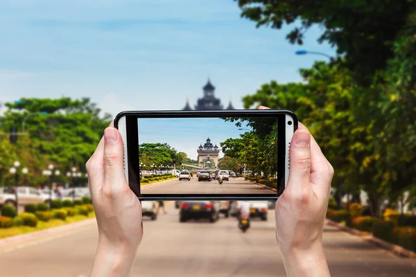 Phoot zafer kapısı Patuxai, Vientiane, Laos alarak el kadın — Stok fotoğraf