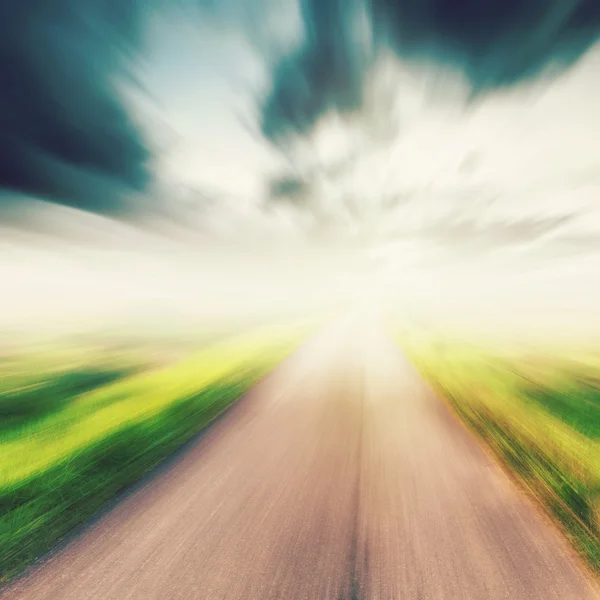 Foto vintage de la carretera de asfalto país en movimiento borroso a la luz del sol —  Fotos de Stock