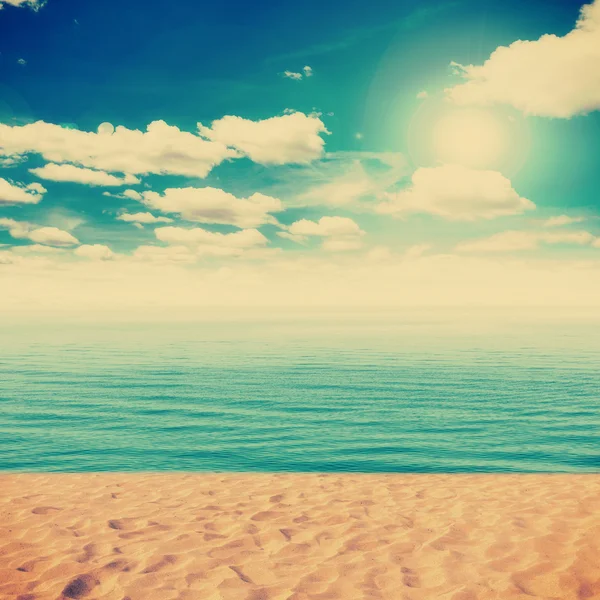 Vintage Beach i piasku z białe chmury niebieski niebo — Zdjęcie stockowe