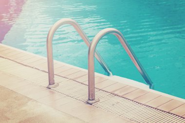 Vintage etkisi ile merdiven ile Yüzme Havuzu.