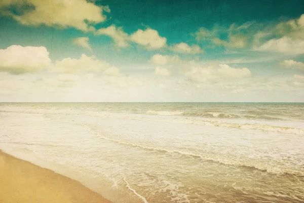 Playa retro y cielo azul para fondo de verano — Foto de Stock