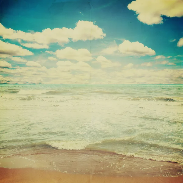 Azul mar ola y cielo nubes vintage fondo con textura eff — Foto de Stock