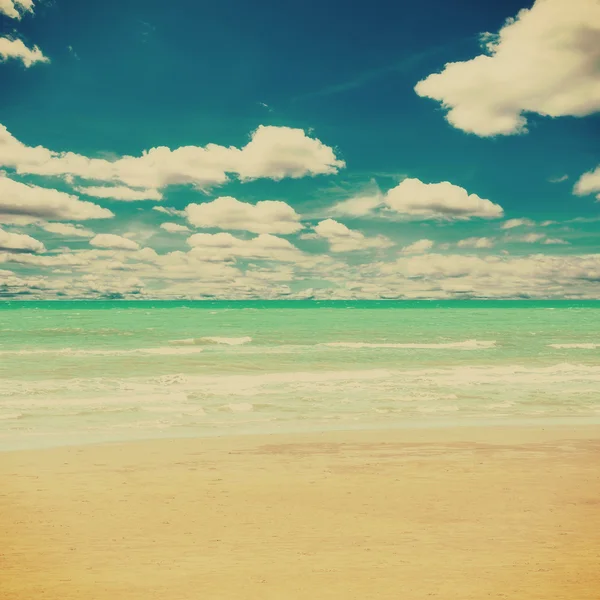 Θάλασσα μπλε κύμα και ουρανό σύννεφα vintage φόντο. — Φωτογραφία Αρχείου