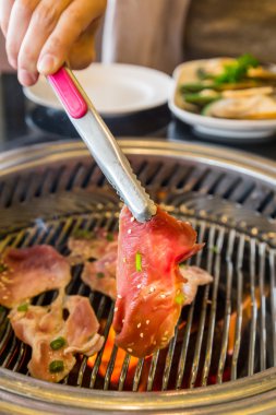 Korece Barbekü Izgara, et ve sebze yemek