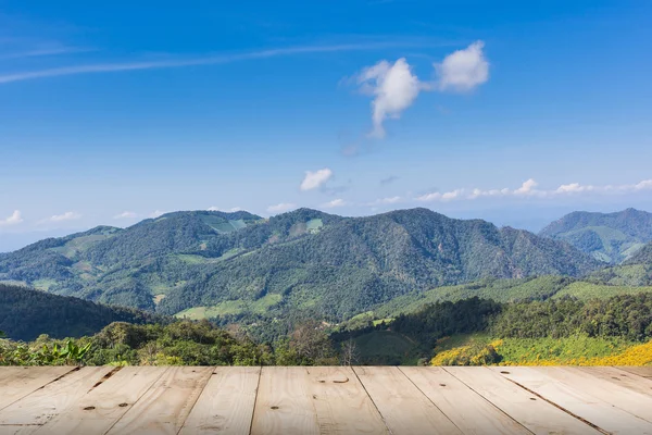Вид на гору і блакитне небо з дерев'яним столом — стокове фото