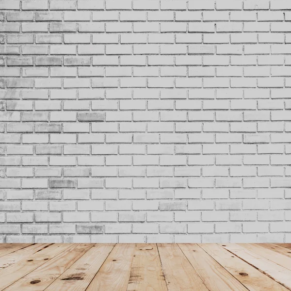 Interiéru a bílou cihlová zeď pokoj s dřevěnou podlahou — Stock fotografie