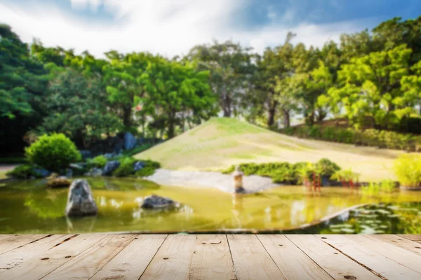 抽象模糊的池塘和水景观的日本花园 — 图库照片