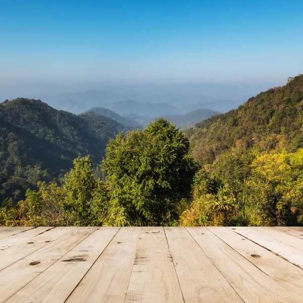 Holzboden und Aussicht Berg mit Platz — Stockfoto
