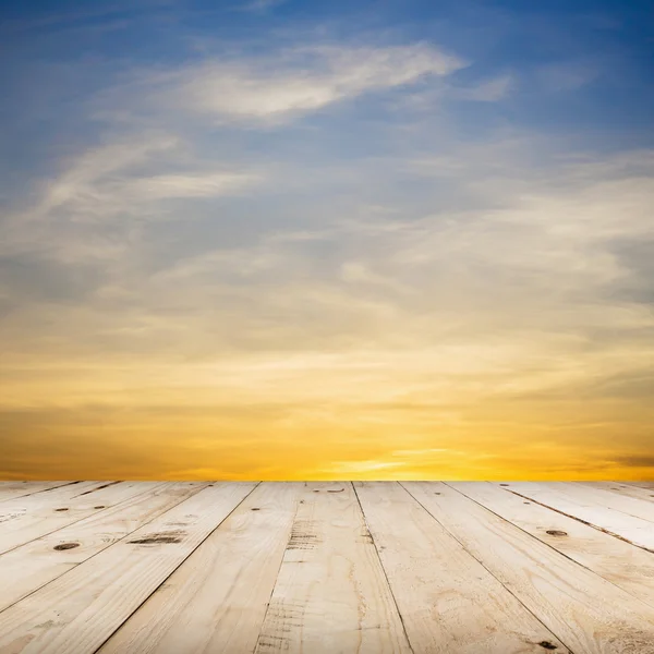Holzboden und schöner Sonnenuntergang mit Platz — Stockfoto
