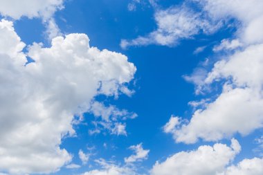 beyaz bulutlar mavi gökyüzü ile yer